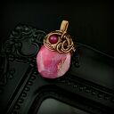 Wisiorek wire wrapping z różowym agatem - miedziana oprawa oksydowana 