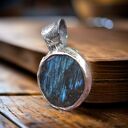 Łowca Światła: Wisior z Labradorytem „Aurora Borealis”