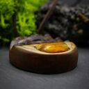 Wisiorek z naturalnego drewna brzozy, z bursztynem - rzeźbiony, inspiracja falami morza, dla niej