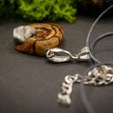 Wisiorek z agatem „Agat Koronny” z drewna octowca - amulet z pirografią