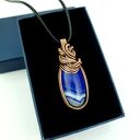 Wisiorek z niebieskim agatem wire wrapping - miedziana biżuteria na prezent