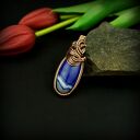 Wisiorek z niebieskim agatem wire wrapping - miedziana biżuteria na prezent