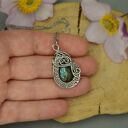 Ręcznie robiony wisiorek z labradorytem w technice wire wrapping