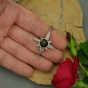 Wisiorek róża wiatrów z obsydianem złocistym - ręczny wire wrapping