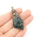 Miedziany wisiorek z turmalinem w technice wire wrapping