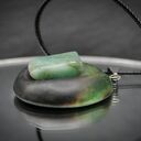 Szmaragd naturalny - wisiorek z drewna brzozy, pirografia (handmade)