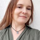 Opalizujący wisiorek XS - szklana kropla w metalowej siateczce