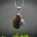 Szafir naturalny - wisiorek z szafirem, z drewna orzecha, pirografia, wyjątkowy prezent