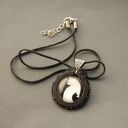 Wisiorek sutasz z kotem - handmade haft z kaboszonem