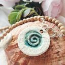 Naszyjnik ceramiczny ze spiralą i egzotycznym drewnem