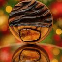 Wisiorek z naturalnego drewna brzozy, z bursztynem - rzeźbiony, inspiracja falami