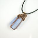 Wisiorek z chalcedonem na miedzianym wire wrappingu