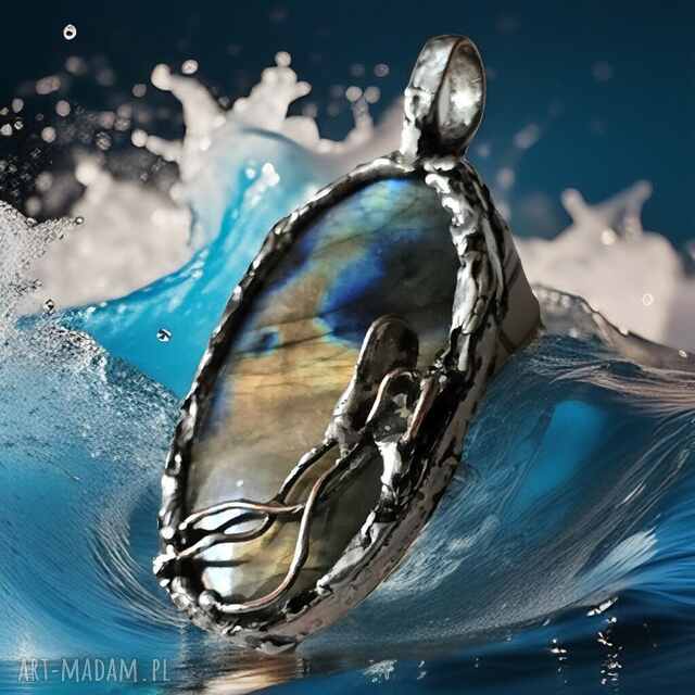 Unikatowy wisior z labradorytem w otoczeniu miedzi