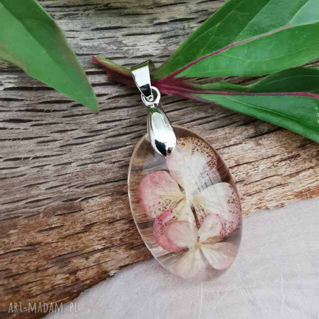 Owalny wisiorek z delikatną hortensją z1152