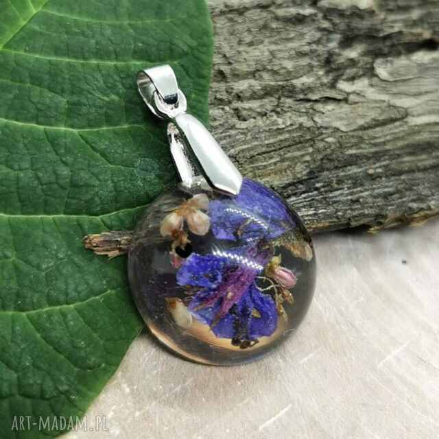 Wisiorek z kwiatami w żywicy z1151