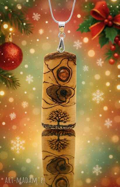 Wisiorek z naturalnego drewna orzecha i bursztyn - ręcznie rzeźbiony, wzory wypalane w drewnie