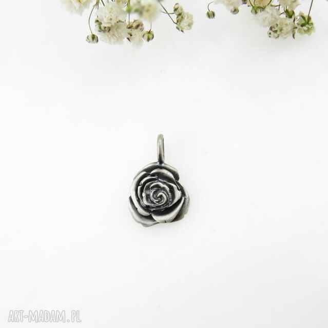 Zawieszka srebrna - Oksydowana róża mała
