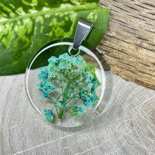 Wisiorek z barwionymi kwiatami z1943