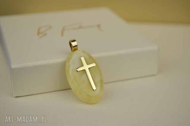 Złoty wisiorek - krzyż osadzony w mlecznym bursztynie ZŁOTO 585