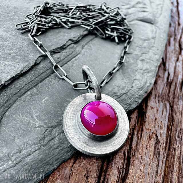 Srebrny wisiorek tribal z kamieniem agat fuksja