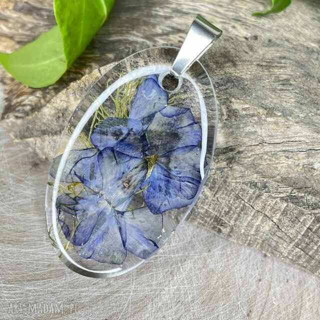 Owalny wisiorek z polnymi kwiatami jak niebo z2077