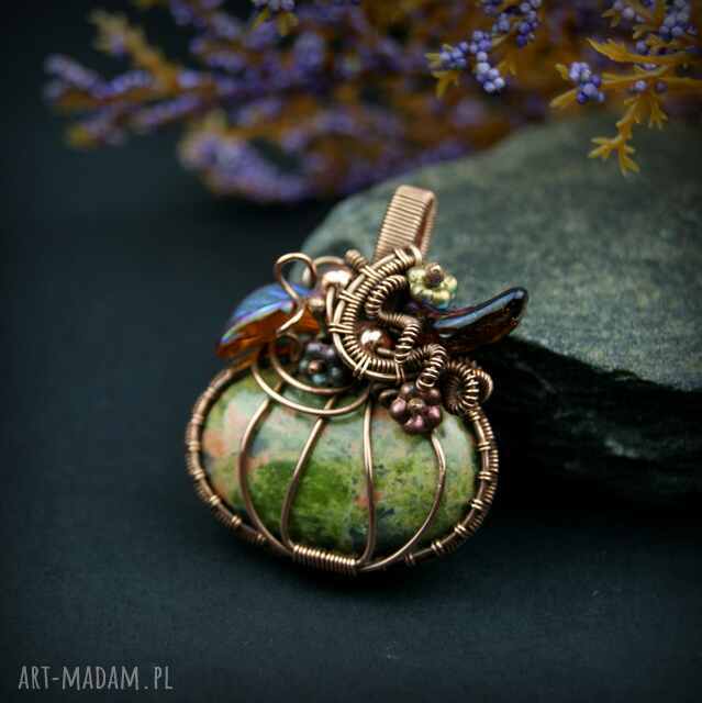 Wisiorek z unakitem - dynia