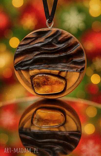 Wisiorek z naturalnego drewna brzozy, z bursztynem - rzeźbiony, inspiracja falami morza, dla niej