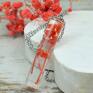 wisiorek z żywicy unikatowy piękny, efektowny w kształcie walca z czerwoną roślinką kwiaty