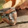 brązowe wisiorki maska wenecka wisior art clay