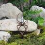 Ręcznie wykonany miedziany wisiorek w kształcie pająka z szarym fasetowanym kamieniem księżycowym jako odwłok, i szklanym koralikiem między. Amulet