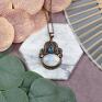 Piękny wisiorek z miedzi, zdobiony kamieniem księżycowym i topazem, to doskonały dodatek do Twojej kolekcji biżuterii. Amulet
