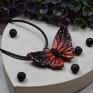 wisiorki wisiorek z motylem motyl w odcieniach czerni i czerwieni zawieszka