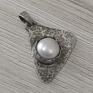 Oryginalny wisiorek wykonany własnoręcznie ze srebra próby 925 oraz ślicznej, hodowanej perły ( średnicy około 8,5 mm)