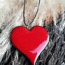 GAIA ceramika pomysły na upominki świąteczne czerwone serca piękny ceramiczny naszyjnik z dużą zawieszką w kształcie wisiorki art prezent miłość artmadam