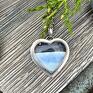 niespotykany wisior wykonany ręcznie ze srebra próby 925 oraz niebieskiego opalu w kształcie serca. Srebrny łańcuszek