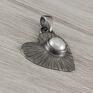 Oryginalny wisiorek wykonany własnoręcznie ze srebra próby 925 i 999 oraz hodowanej perły  wielkości 6 mm. Serce