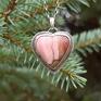 Niespotykany wisior wykonany ręcznie ze srebra próby 925 oraz różowego opalu w kształcie serca. Walentynki