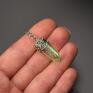 wisiorki amulet oryginalny wisiorek z barwionym na zielono soplem kryształu stal chirurgiczna wire wrapping