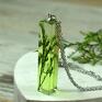 Kameleon biżuteria z żywicy z roślinką w zielony - unikatowy kolorowy wisiorek