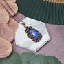 Wisiorek z miedzi z niebieskim agatem i ametystem to nie tylko wyjątkowy dodatek do biżuterii, lecz także nosiciel pozytywnej energii. Miedziany wisior