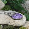 Ręcznie wykonany wisior z okrągłym kamieniem kwiecistego fioletowego agatu ozdobionego dużą ćmą. Fioletowy kamień
