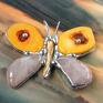 Wisiorek motyl pomarańczowo - różowy - pomysł na prezent kamień
