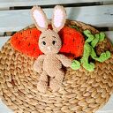 Szydełkowy króliczek w domku-marchewce