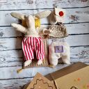 Mała przytulanka w sweterku z akcesoriami