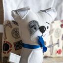 Minisie w śpiworku - Piesek szary, ręcznie haftowana maskotka 9,5 cm