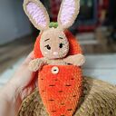 Szydełkowy króliczek w domku marchewce