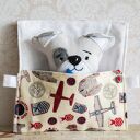 Minisie w śpiworku - Piesek szary, ręcznie haftowana maskotka 9,5 cm