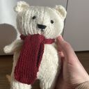 Mały miś dziergany ręcznie z szalikiem 22-23 cm