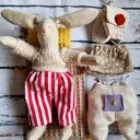 Mała przytulanka w sweterku z akcesoriami