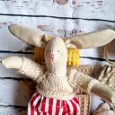 Mała przytulanka w sweterku z akcesoriami